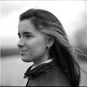 Étudiante en broderie main après un Master aux Beaux-arts, je serai enchantée de partager mes connaissances à chacun.